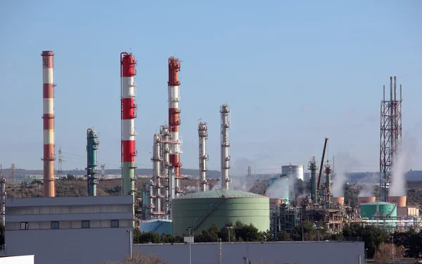 Torres Chaminé Refinaria Petróleo Sobre Céu Azul — Fotografia de Stock
