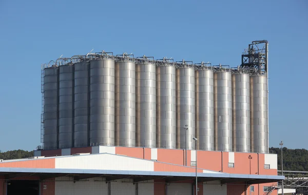 筒仓在炼油厂在蓝蓝的天空 — 图库照片