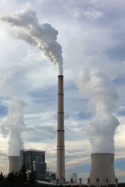 Толстый Серый Дым Выходящий Высокого Дымохода Электростанции — стоковое фото