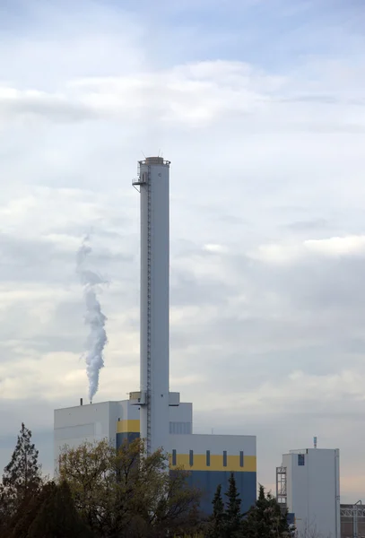 Высокий дымоход на электростанции — стоковое фото
