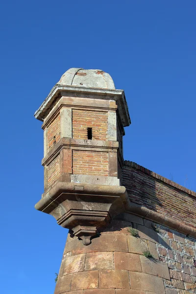 旧砖混结构房屋的设防的瞭望塔 — 图库照片