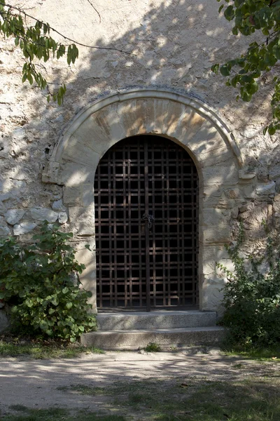 Παλιό Σκουριασμένο Κλειστή Πόρτα Και Πέτρινο Τοίχο — Φωτογραφία Αρχείου