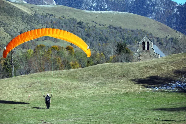 การลงจอดของ Paraglider บนสนามในภ เขา — ภาพถ่ายสต็อก