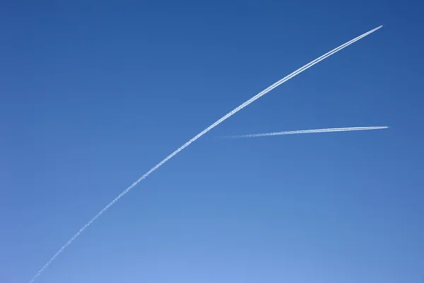 bulutsuz bir gökyüzü iki büyük uçak izlemeler