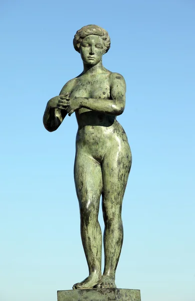 Large sculpture of a nude woman — Stock Photo, Image
