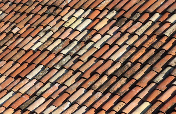 地中海的屋顶上不同颜色的旧瓦片 — 图库照片