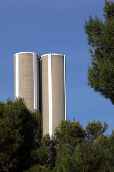 Stora silos bland träden — Stockfoto