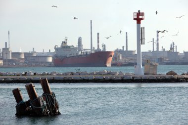 tanker gemiye bir rıhtım ve benzin dolu