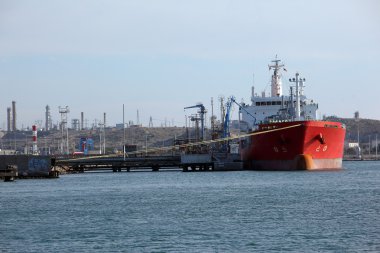 tanker gemiye bir rıhtım ve benzin yükleniyor