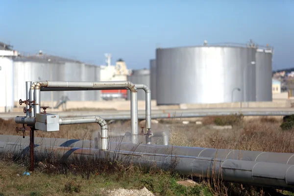 Borular Vanalar Içinde Gelen Büyük Gaz Tankı — Stok fotoğraf