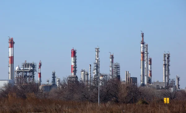 Много Башен Нефтеперерабатывающем Заводе Над Голубым Небом — стоковое фото