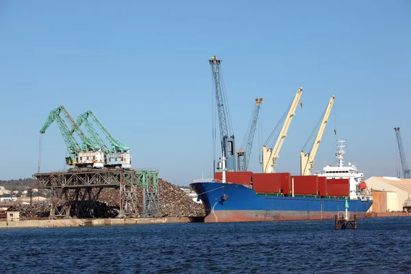 Teherszállító hajó lehorgonyzott — Stock Fotó