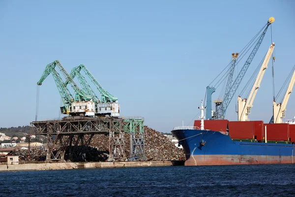 Teherszállító Hajó Lehorgonyzott Egy Dokk Memóriából Való Eltávolítása Folyamatban — Stock Fotó