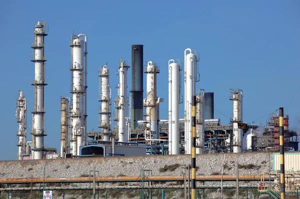 法国南部拉维拉的炼油设施 — 图库照片