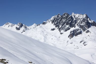 Alplerde karlı zirveleri