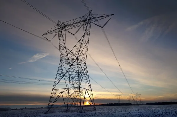 Elektrik Yüksek Gerilim Çelik Pylone Kış Gün Batımında Silüeti — Stok fotoğraf
