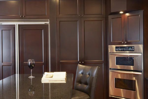 Mutfak granit mutfak tezgahı, ahşap dolaplar ve paslanmaz çelik app — Stockfoto