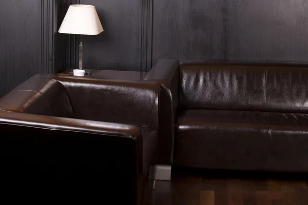 Шоколадный коричневый диван в ночном клубе — стоковое фото