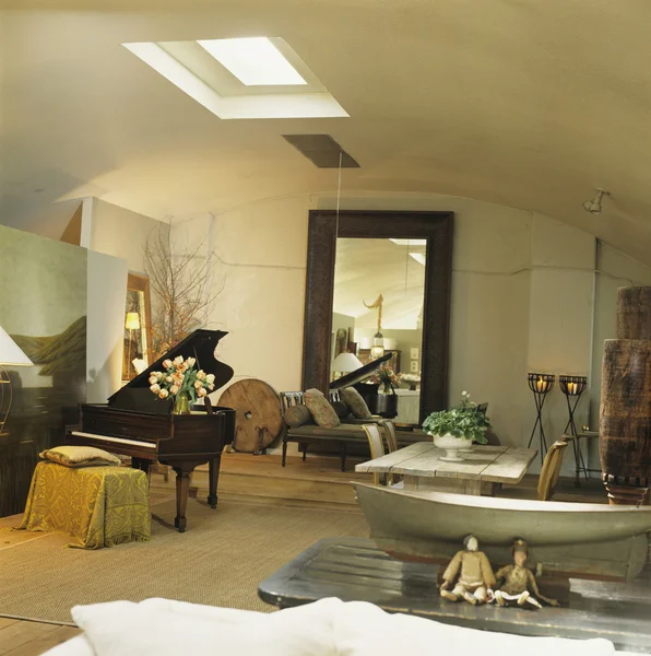 ロフトの家内部の生活空間 — ストック写真