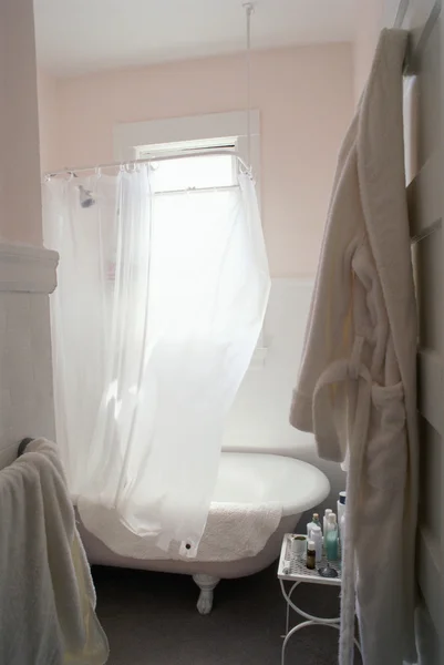 Ванная комната, вид через дверь — стоковое фото