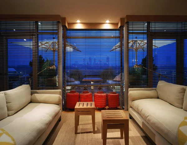 Světla v obývacím pokoji, výhled na městské panorama oknem, noc — Stock fotografie