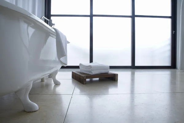 Fürdőkád Melletti Ablakban Alacsony Szög Kilátás Jogdíjmentes Stock Képek