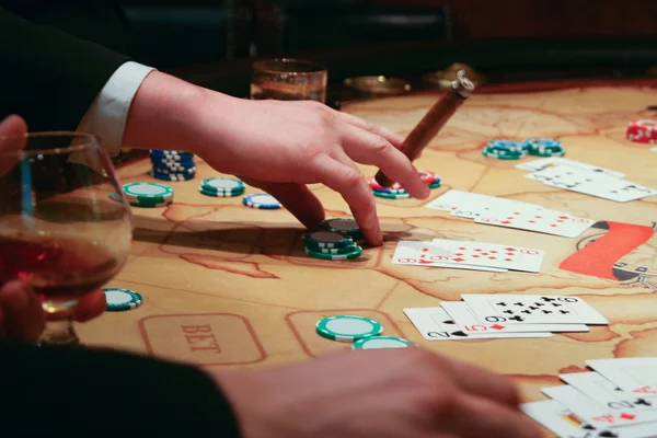 Hombre Haciendo Apuestas Casino Imagen de archivo