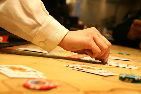 Croupier Teilt Karten Aus Stockfoto