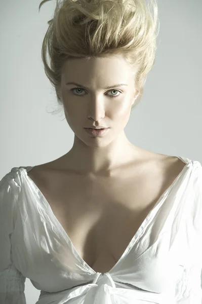 Porträtt av vackra kvinnor i vit klänning — Stockfoto