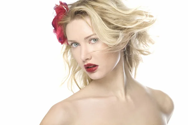Естественная Красота Блондинки Белом Фоне Красными Губами Красный Цветок Смотрит — стоковое фото