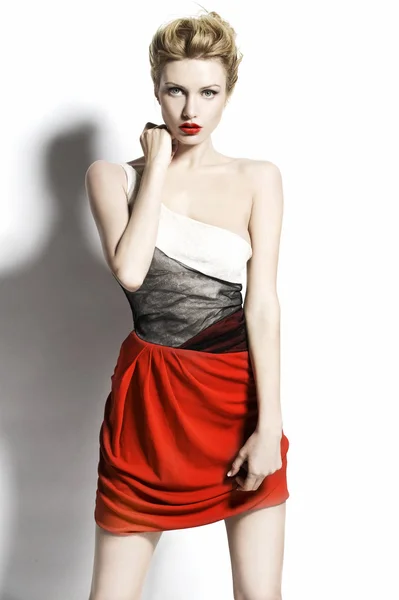 Модні Красиві Жінки Червоній Сукні Дивляться Камеру — стокове фото