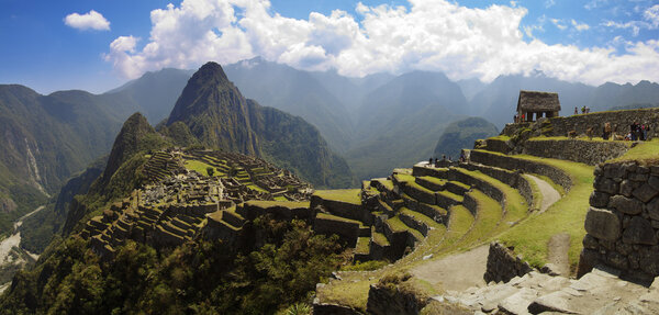 Панорамана Мачу-Пикчу, дом стражи, сельскохозяйственные террасы, Вейна-Пикчу и окружающие горы на заднем плане
.