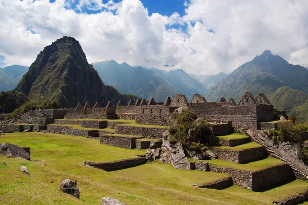 Wayna Picchu e Three Doorway gruppo di rovine — Foto Stock