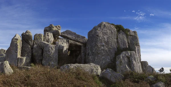 Pomnik Megalith Kamienie Pod Błękitne Niebo Zachmurzone Zbliżenie Sintra Portugalia — Zdjęcie stockowe