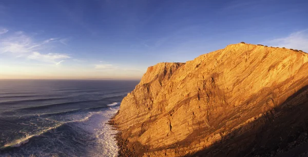 Kaap espichel klif landschap op zonsondergang licht — Stockfoto