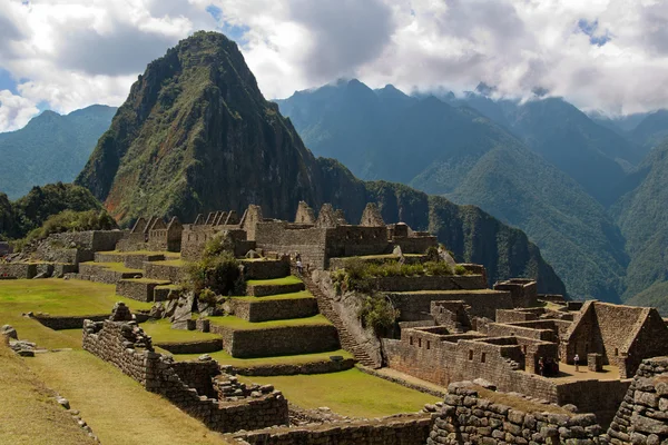 Wayna Picchu framed in ruins — Stock Photo, Image