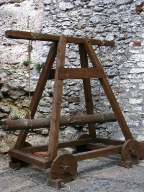 surların veya sur duvarları kırmak için kullanılan eski ortaçağ kuşatma motoru