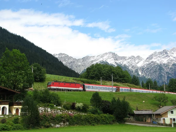 Tren en los Alpes — Foto de Stock