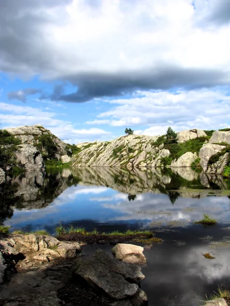 Noruega Condado Rogaland Hermosa Vista Del Pequeño Lago Desde Sendero —  Fotos de Stock