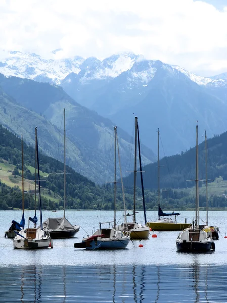 Barcos no lago de montanha — Fotografia de Stock