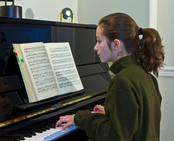 Jaar Oud Meisje Speelt Piano Foto Genomen Onder Zachte Verlichting — Stockfoto