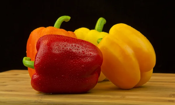 这些新鲜的甜椒显示器上精彩颜色 — 图库照片