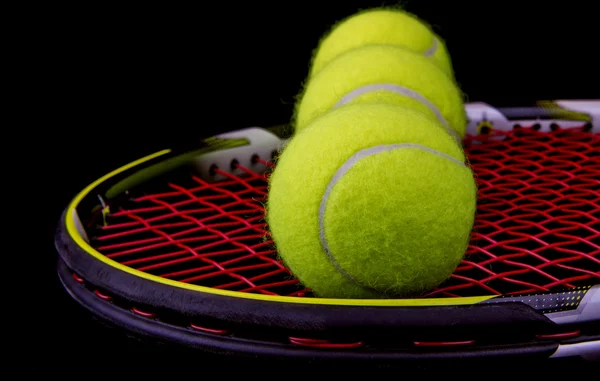 Tennisracket met 3 tennisballen — Stockfoto