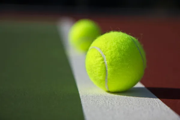 Новые Теннисные Мячи Сняты Совершенно Новом Открытом Теннисном Корте — стоковое фото