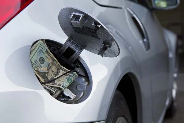 Auto, gas cap en geld — Stockfoto