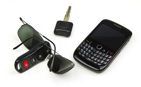 Auto sleutel, remote afstandsbediening,, zon glazen, mobiele telefoon - wegstrijder — Stockfoto