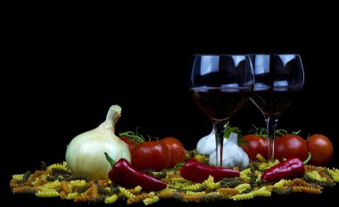 makarna, şarap, biber, sarımsak ve soğan kurutulmuş