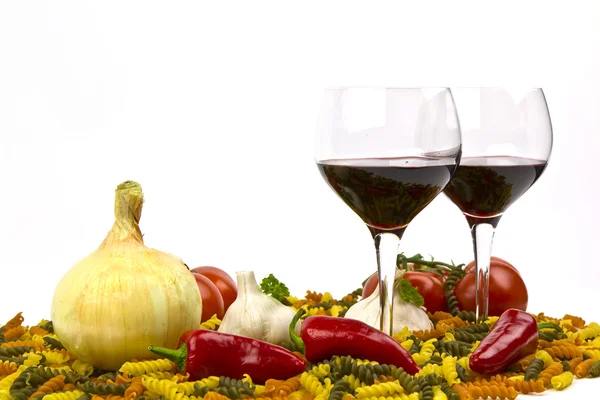 Сушеная паста, вино, перец, чеснок и лук — стоковое фото