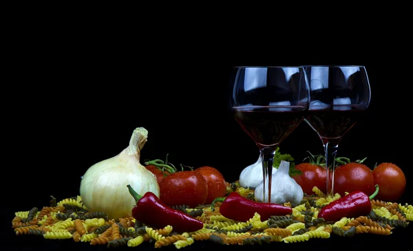 Сушеная паста, вино, перец, чеснок и лук — стоковое фото