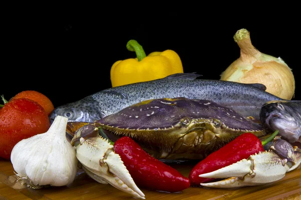 Crabe, poisson, ail, oignon et poivrons — Photo